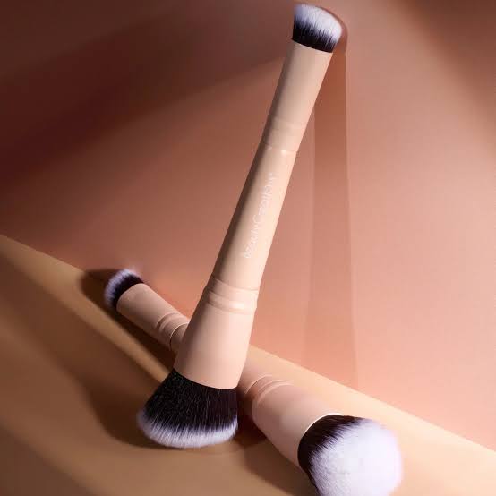 Snatch and Sculpt Brocha De Maquillaje Para
Contorno E Iluminador Beauty Creations